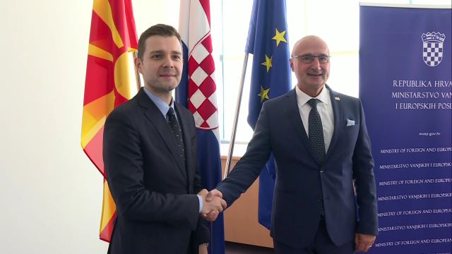Министерот Муцунски се сретна со Грлич Радман за време на посетата на Хрватска